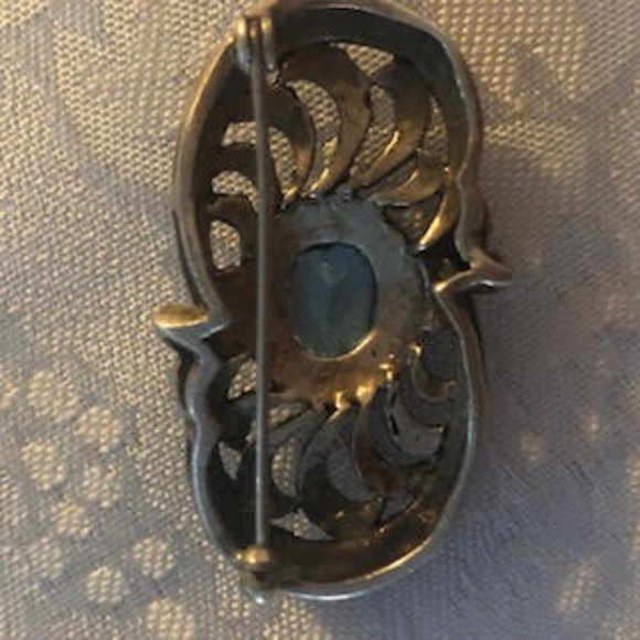 Vintage pin with a large Blue Oval Stone on cut our filigree design - Picture 5 of 5